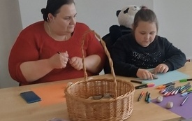 Matka i c&oacute;rka pracują nad ozdobą