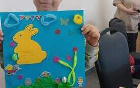 Chłopczyk z ż&oacute;łtym kr&oacute;likiem wyciętym z papieru