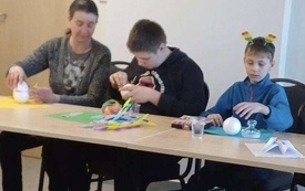 Dzieci z pracujące nad dekoracjami