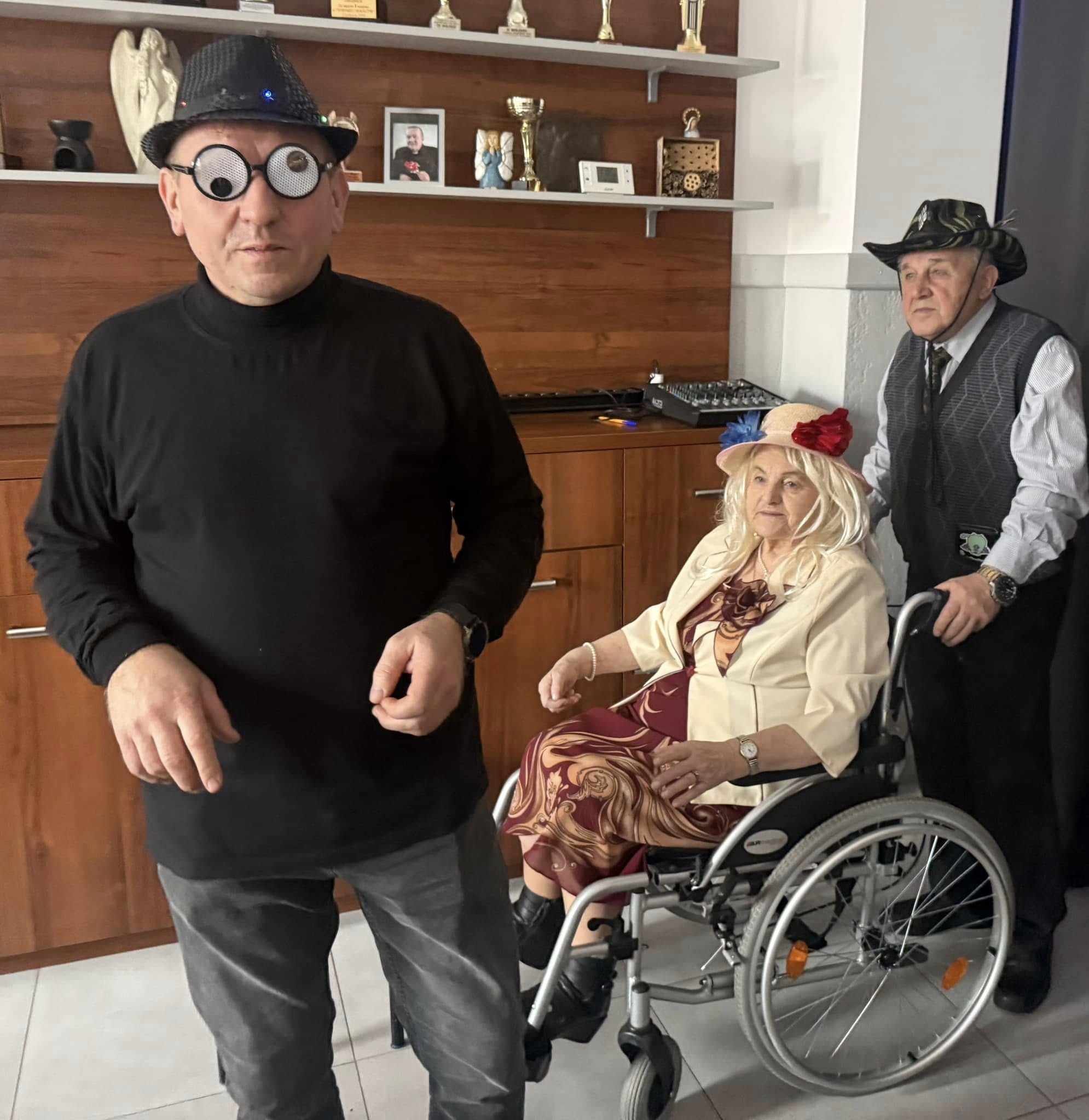 Przebrani karnawało ludzie