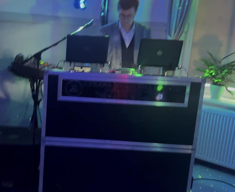 DJ przy konsolecie