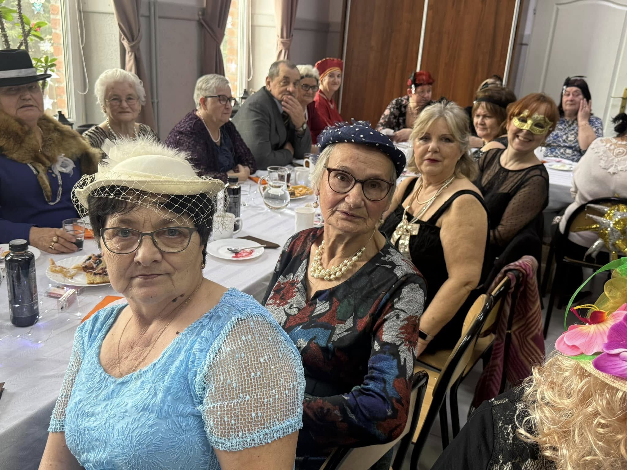 ludzie siedzący przy stole