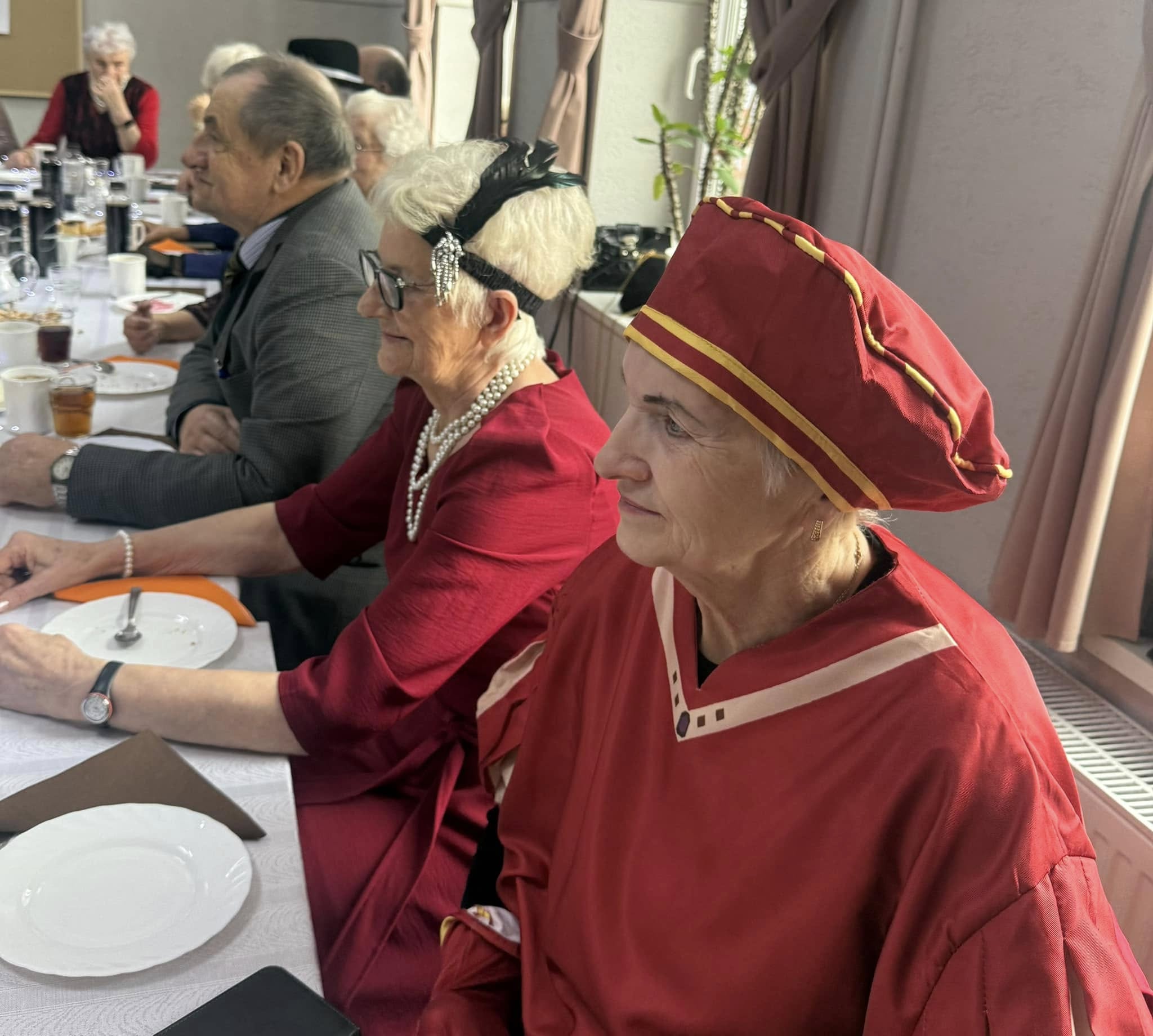 ludzie siedzący przy stole