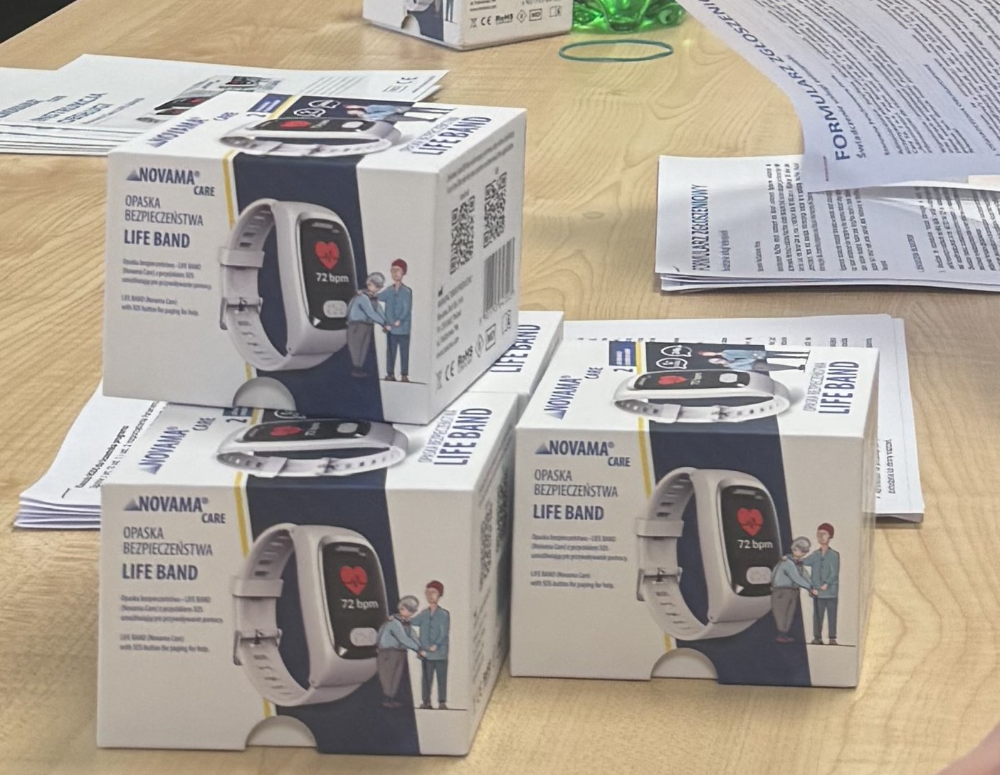 Pudełka z&nbsp;opaskami telemedycznymi